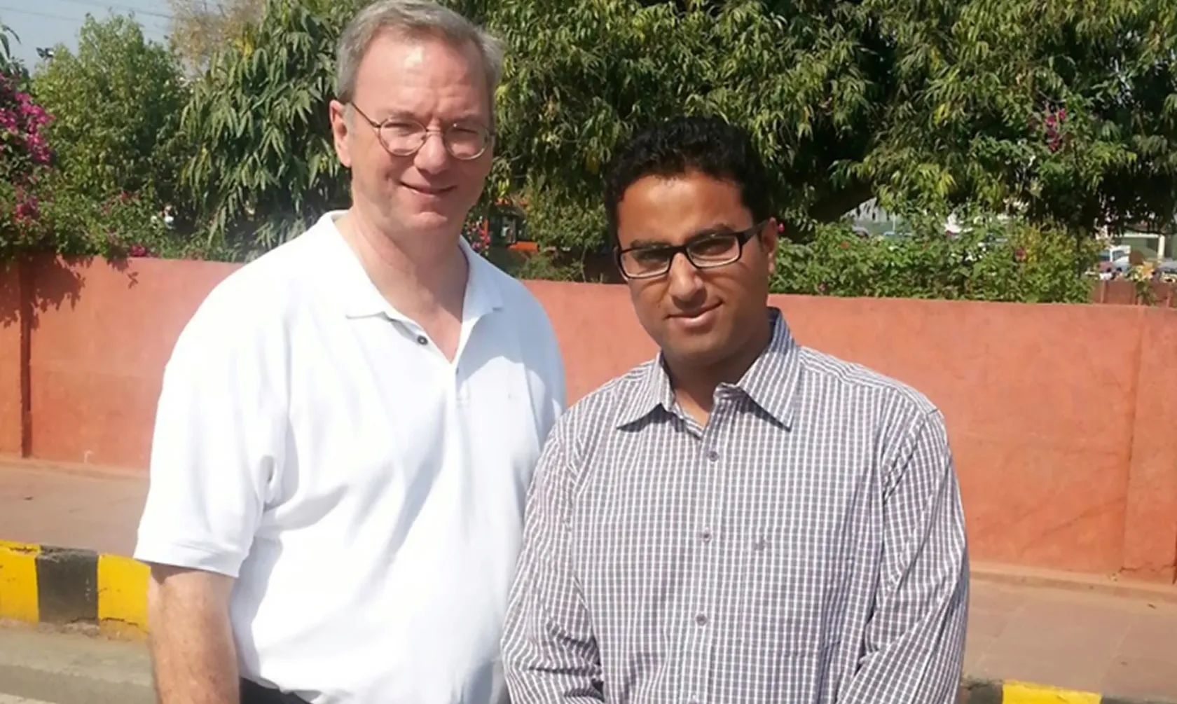Eric Schmidt- former google CEO,  posing in front of the Taj Mahal with Travelosei team member