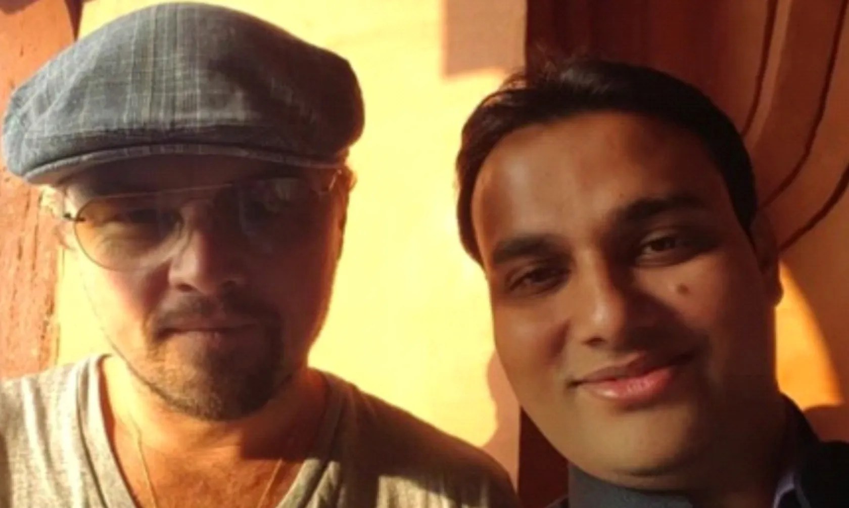 Leonardo DiCaprio posing for a picture with Travelosei team member