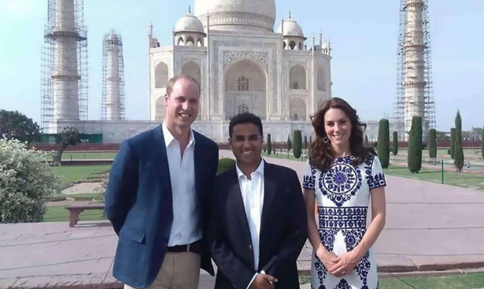 Prince William and Kate Midddelton posing in front of the Taj Mahal with Travelosei team member