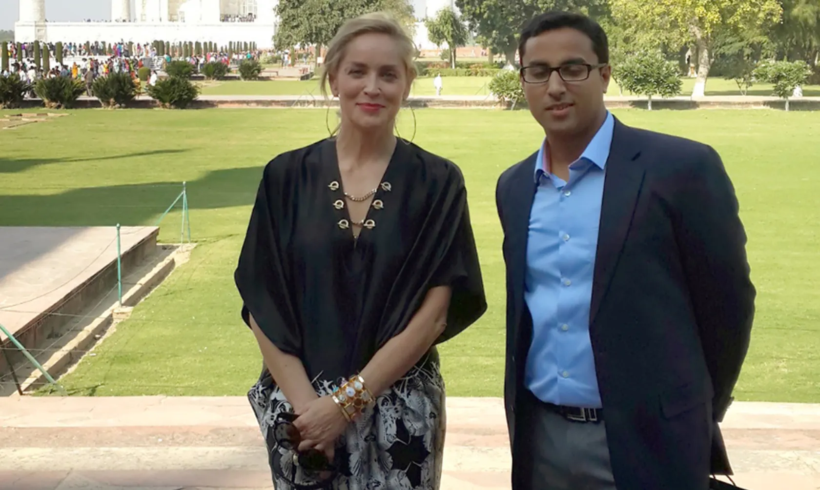 Sharon Stone posing in front of the Taj Mahal with Travelosei team member