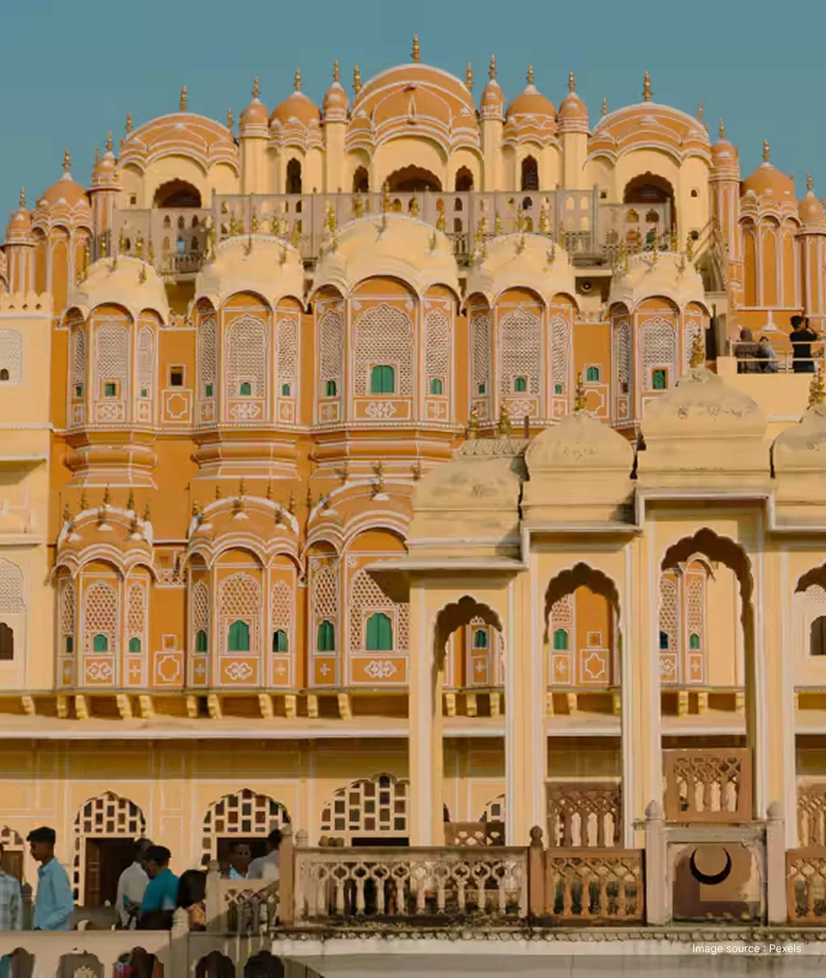 the backside of hawa mahal in jaipur with intricately carved windows