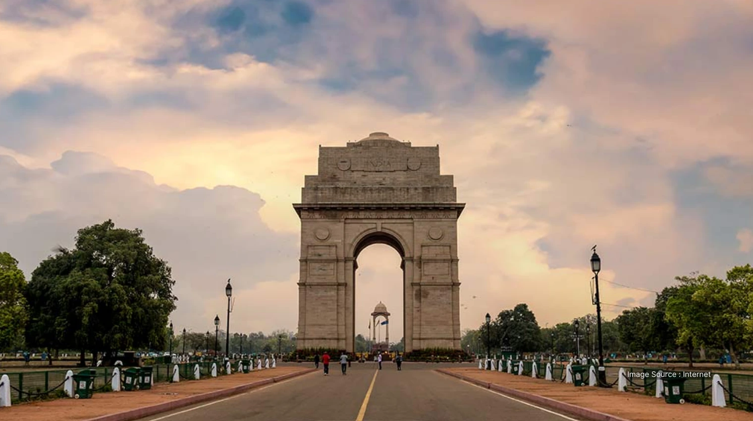 71051 A - India Gate tour guide book