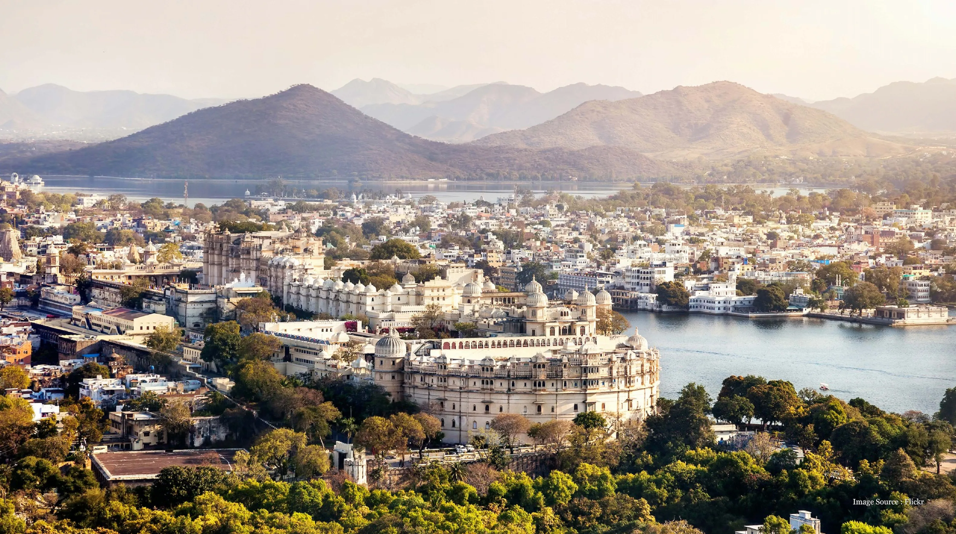 places-to-see-in-india: Scenic view of Udaipur’s lakes, palaces, and surrounding hills.