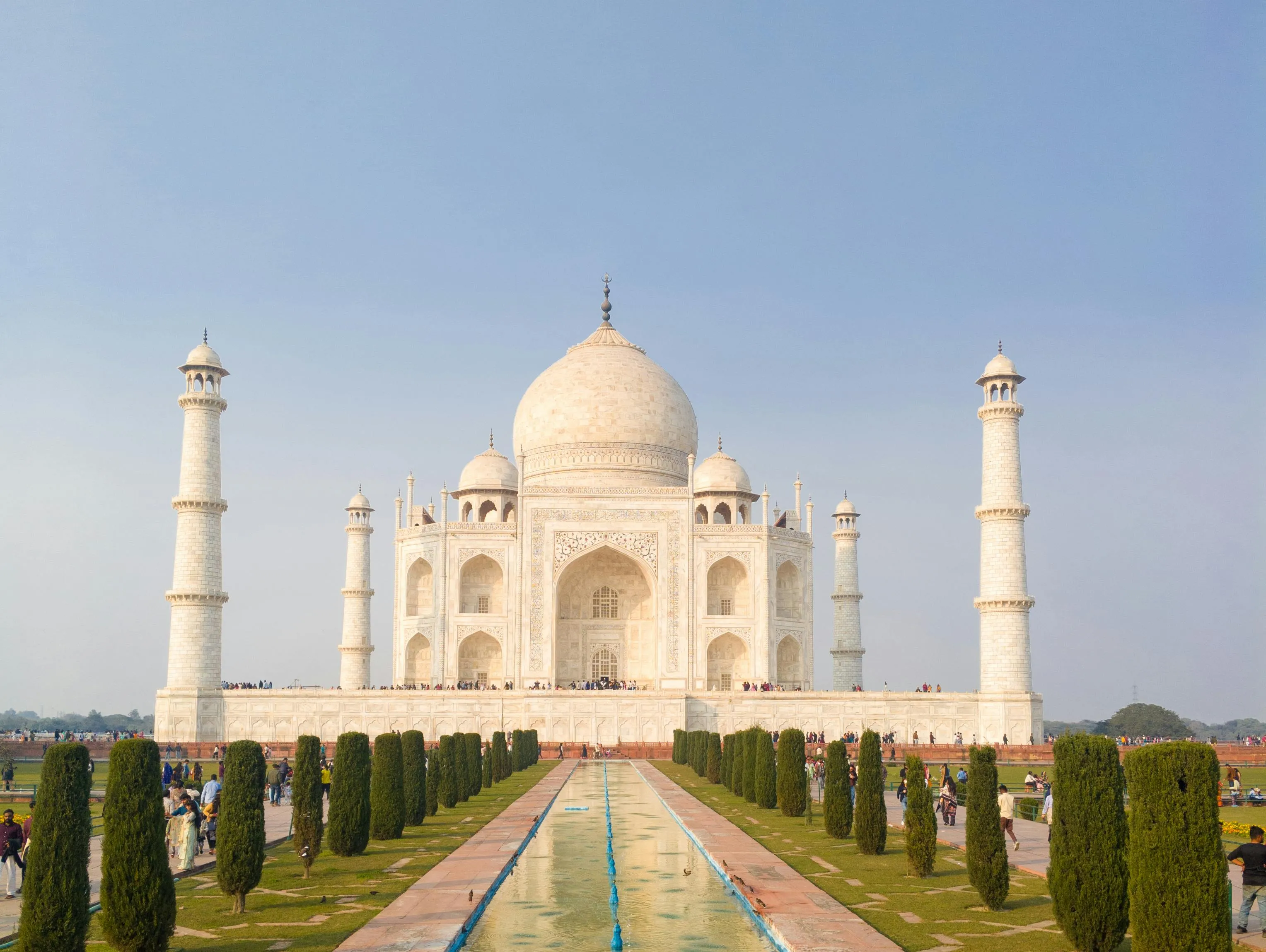 a gorgeous front view photo of the taj mahal during day time