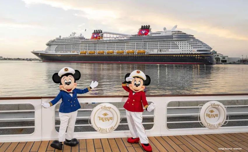 Disney characters Mickey and Minnie in front of the Disney cruise ship