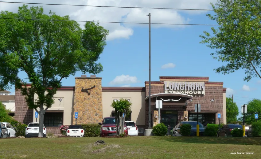 daytime view of the entrance of a longhorn steakhouse restaurant