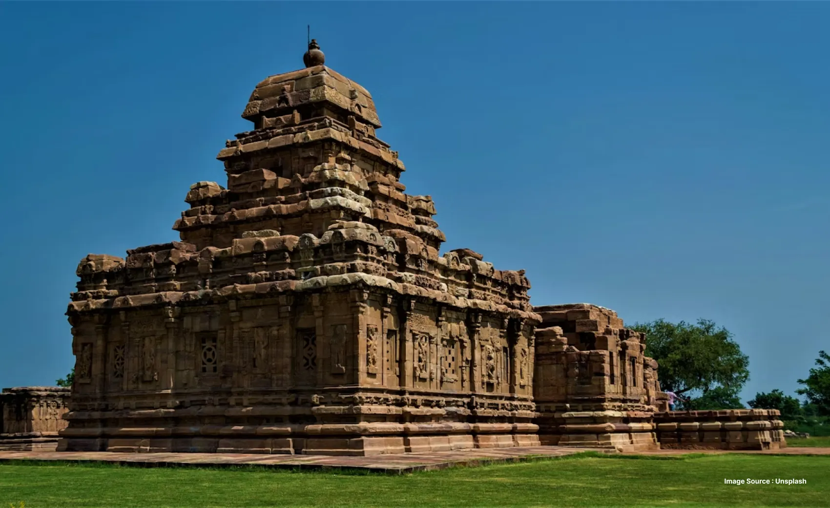 an ancient temple made of stones in pattadakal karnataka