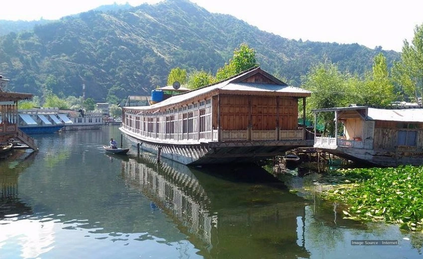 Srinagar’s iconic houseboat on Dal Lake, surrounded by mountains—one of the best locations in India to visit for natural beauty and culture.