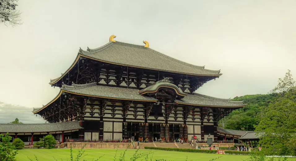 todai ji temp-le with two levels and a chinese architecture