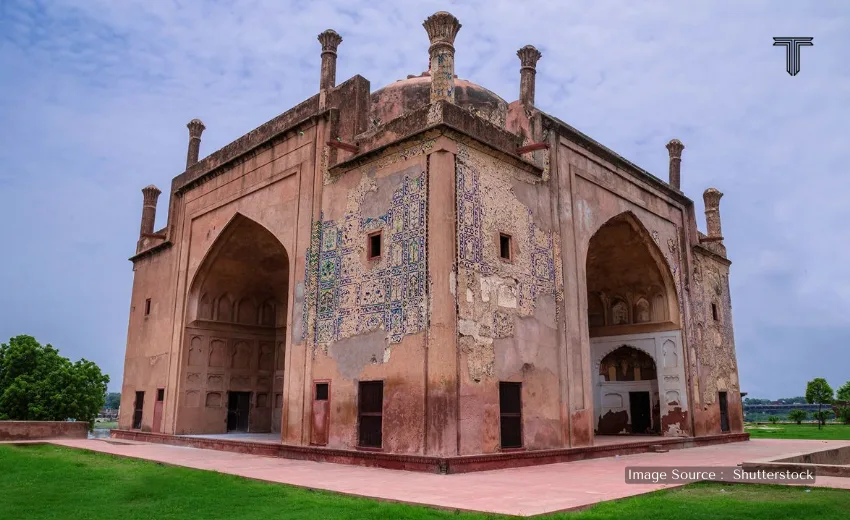 A peaceful royal garden near Agra Fort offering serene views and heritage charm. 
