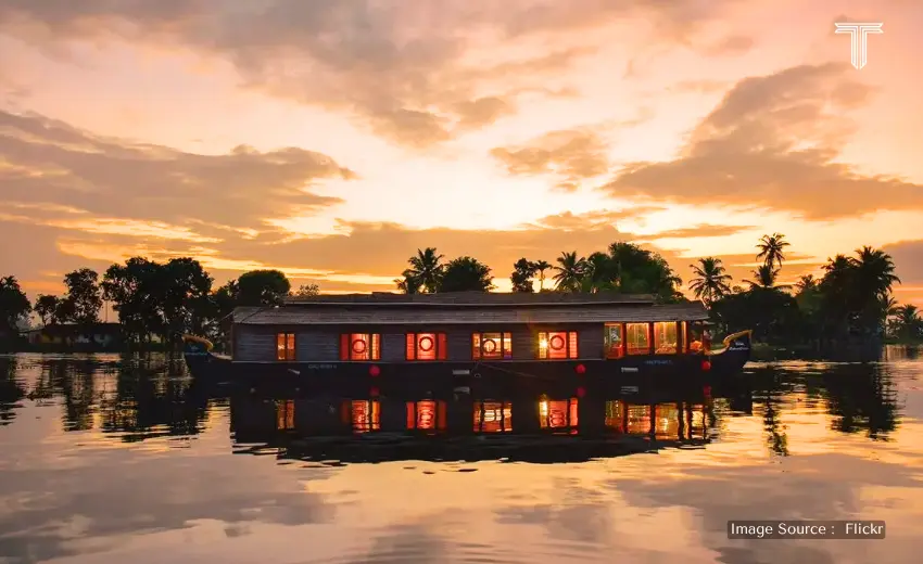 abad luxury houseboat luxury trips for tourists at backwaters of alleppey