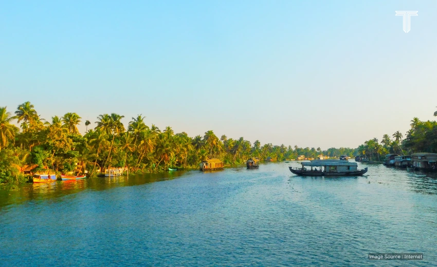  Vembanad Lake - kerala tour guide