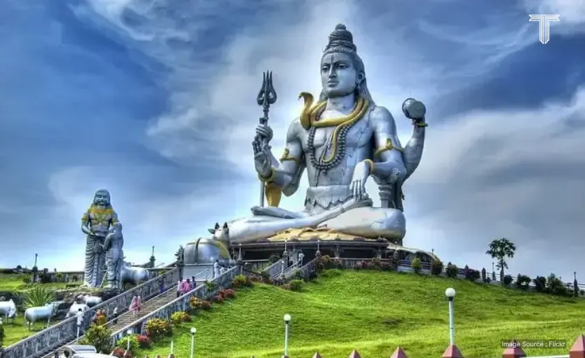 A heritage pool at Chidambara Vilas in a south temple tour framed by teak pillars, where guests unwind after temple explorations.
