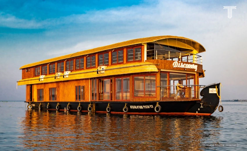 luxury houseboat stay for best indian hill stations trip